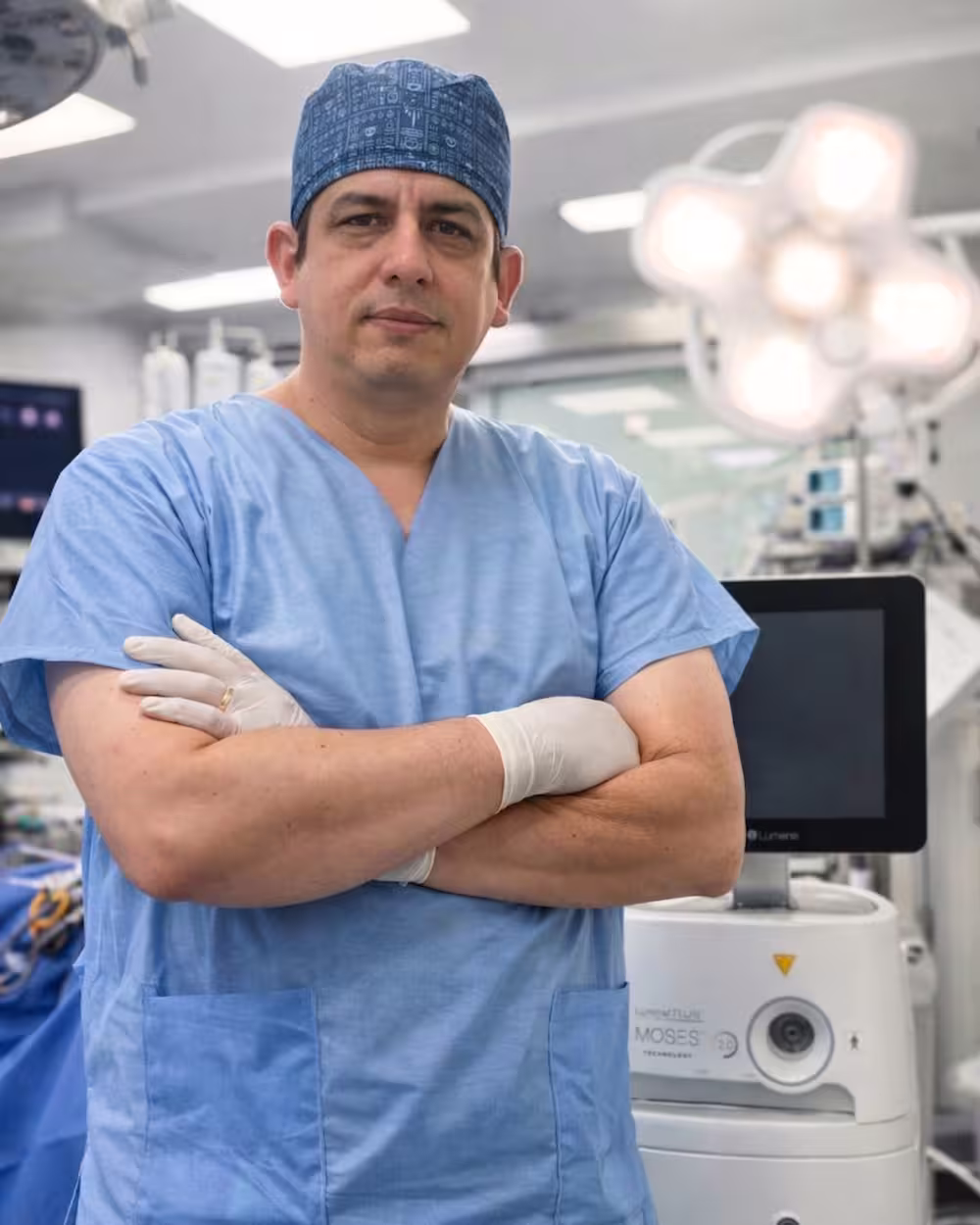 Dr. Christian Safra urólogo en quirófano